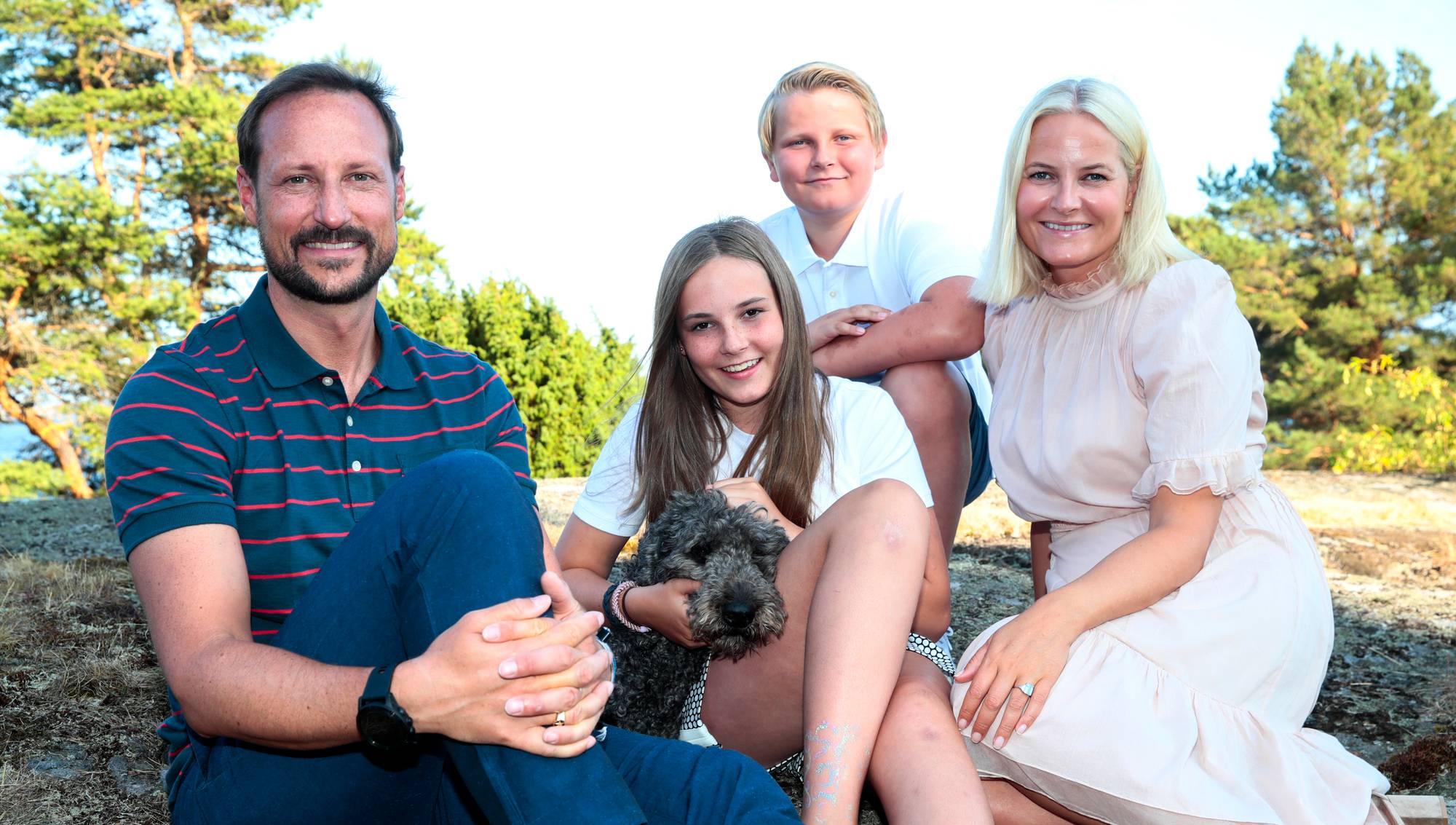 Kronprinsfamilien og hunden Milly Kakao er fotografert på landstedet på Mågerø