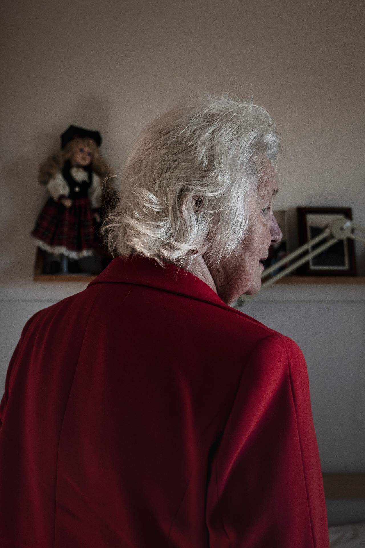 Anne Marie stirrer hvileløst ut i rommet i sin røde jakke