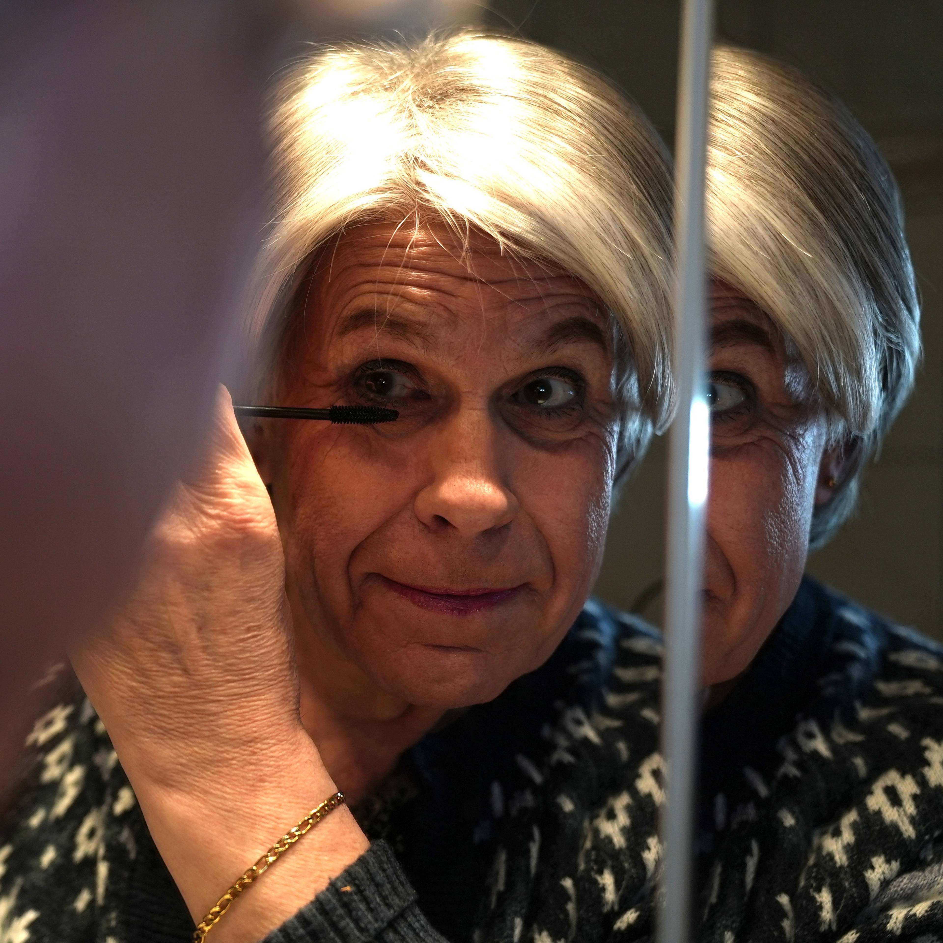 Rolv Sandra Rougnø i speilet.