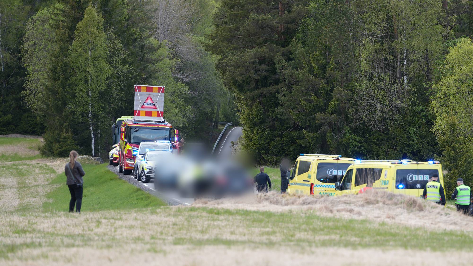Ambulanser og brannvesen på veien ved ulykken