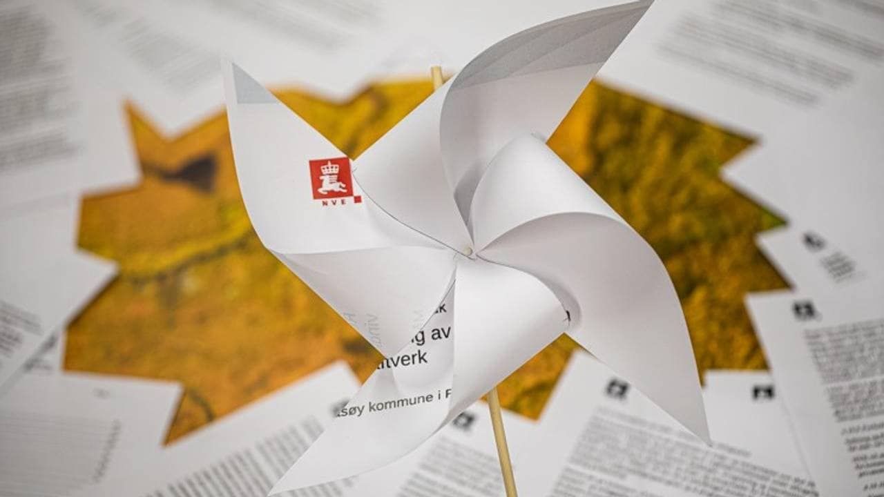 En papirmølle laget av dokumenter fra NVE.