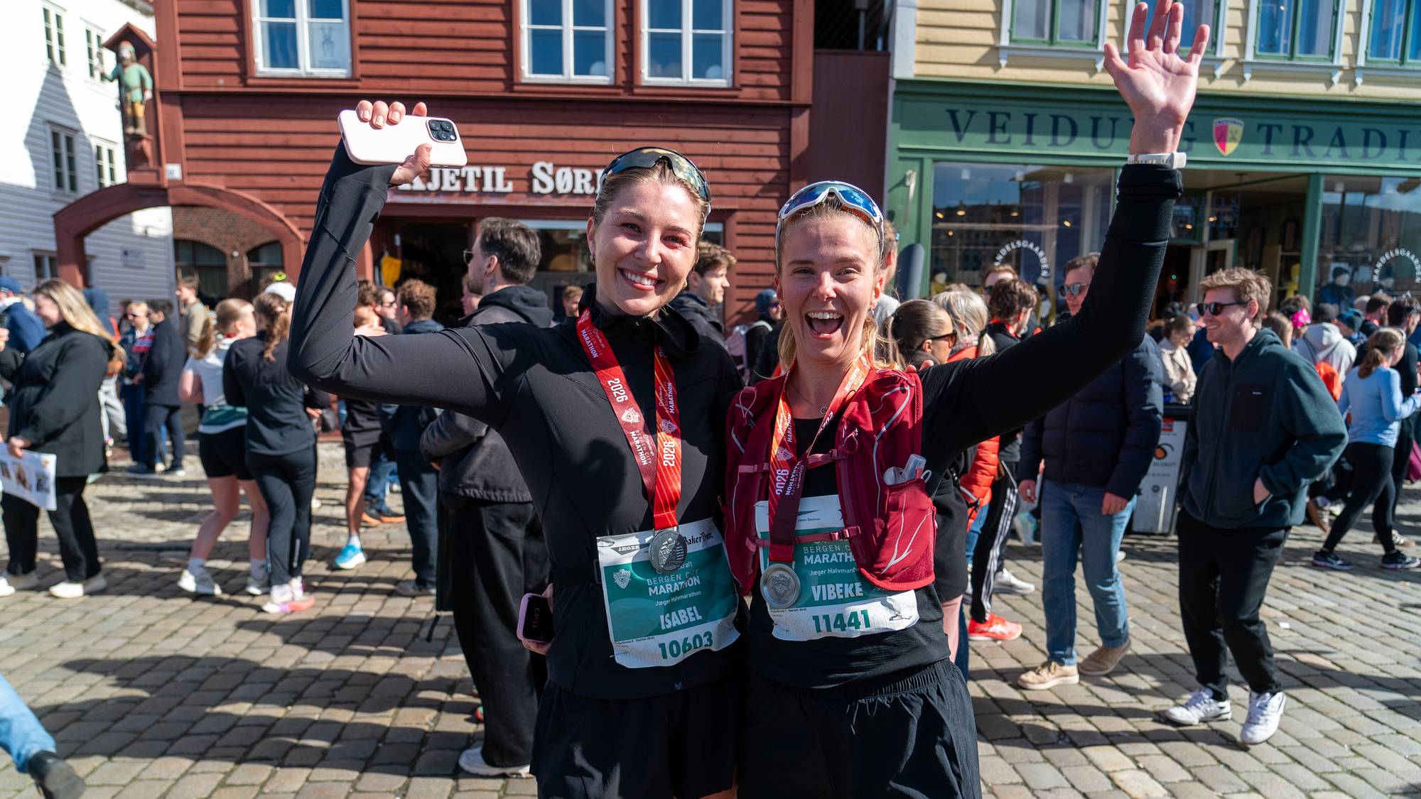 Isabel Von der Lippe (til venstre) og Vibeke Olstad jublar ved målgangen i Bergen City Marathon.