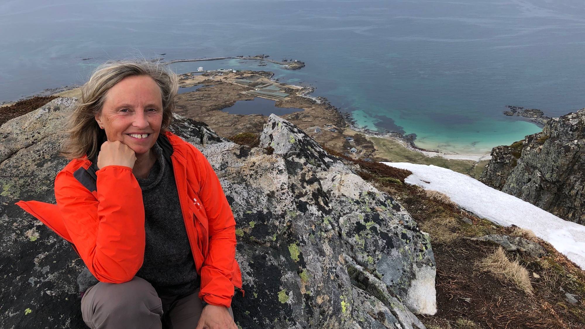 Kari Rødsand, på fjelltur ved Henningsvær.