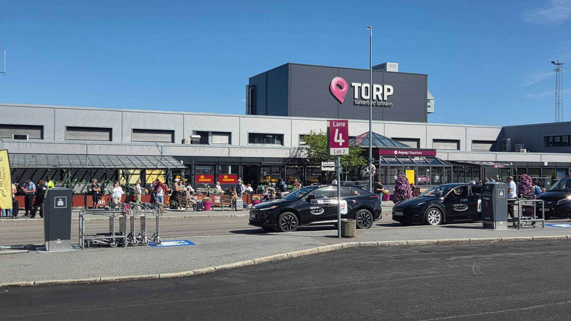 En flyplass med drosjer foran