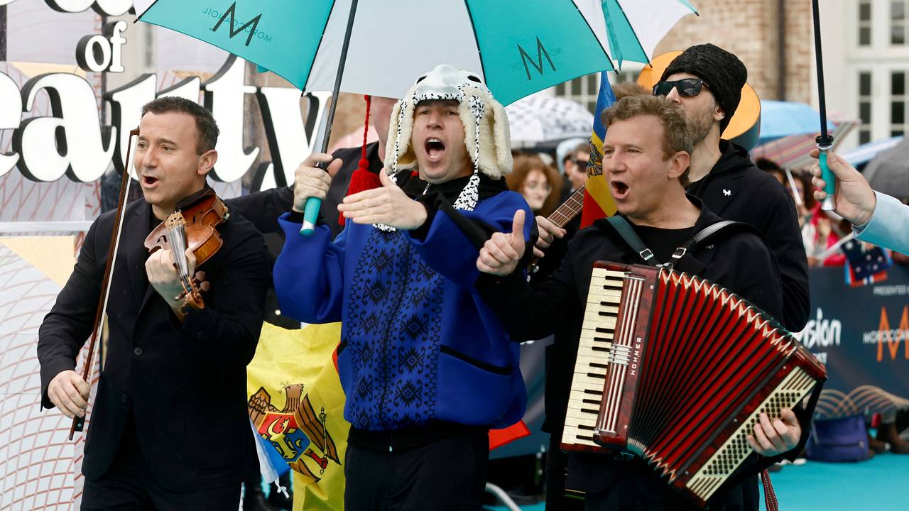 Zdob says the Zdub & Advahov brothers from Moldova arrived with an accordion on the turquoise runner. 