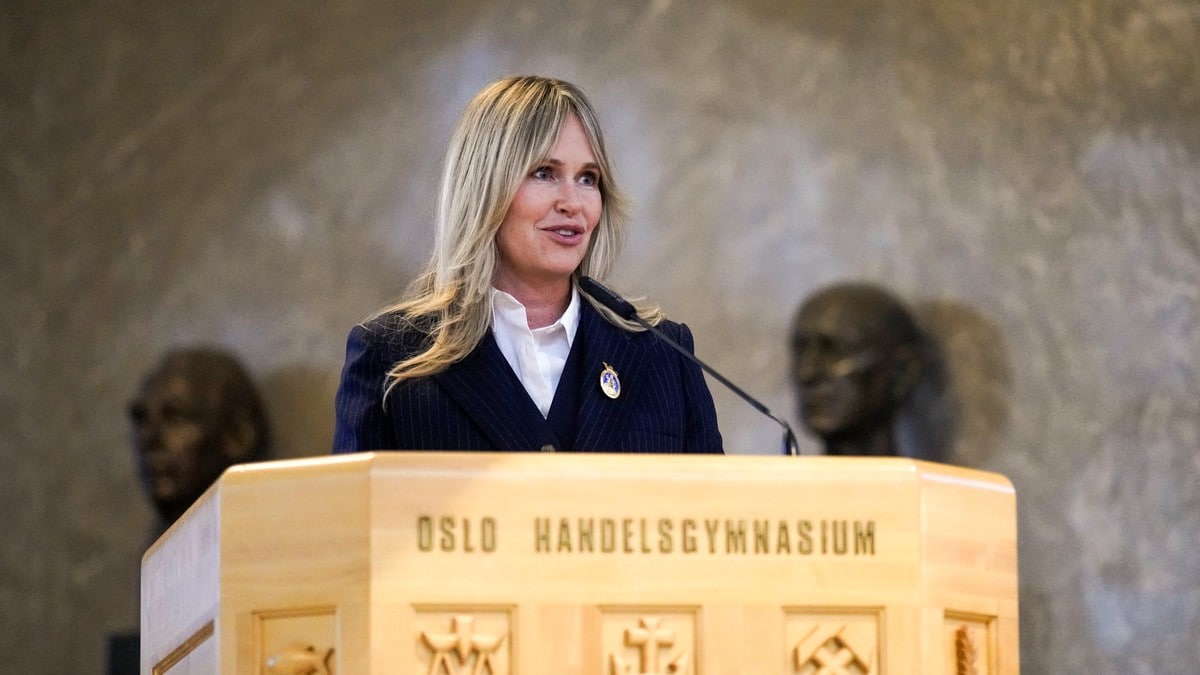 Kvinne taler fra en talerstol merket Oslo Handelsgymnasium. (Bildebeskrivelsen er laget av en KI-tjeneste) FOTO: Thomas Fure/NTB Kvinne taler fra en talerstol merket Oslo Handelsgymnasium. (Bildebeskrivelsen er laget av en KI-tjeneste) FOTO: Thomas Fure/NTB