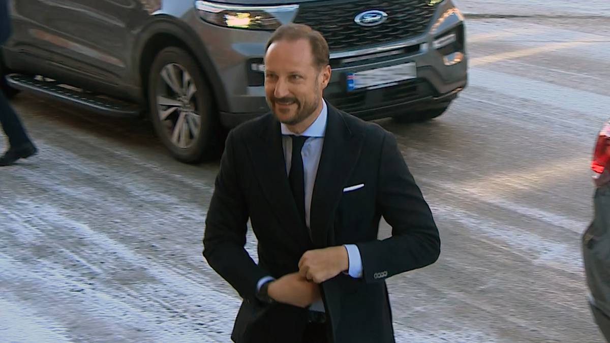 Kronprins Haakon om at kong Harald trapper ned: – Vi får det til sammen