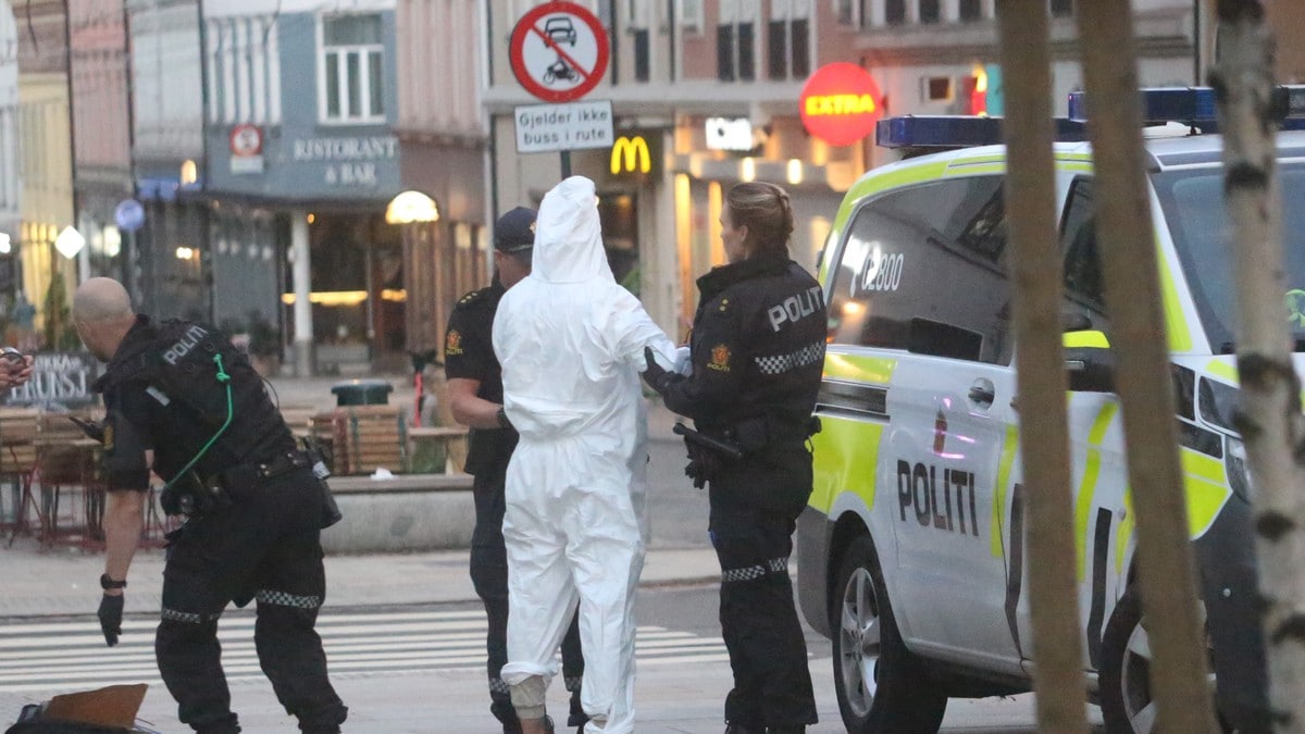 Politiet gjør undersøkelser ved Birkelunden i Oslo etter at en mann ble funnet alvorlig skadet natt til fredag 29. juli 2022.