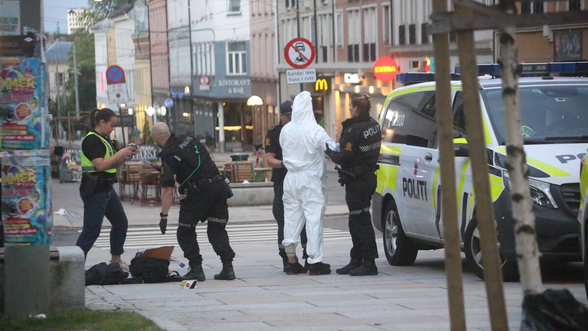 Politiet gjør undersøkelser ved Birkelunden i Oslo etter at en mann ble funnet alvorlig skadet natt til fredag 29. juli 2022.