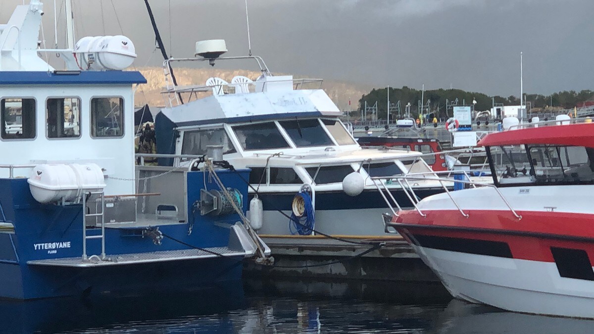 Båtbrann i Florø – to har fått i seg røyk