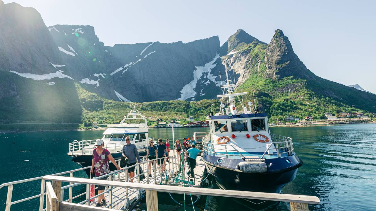 Turister på Reinefjord-båten