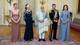 MARTIN SYLVEST / Ritzau Scanpix,NTB Statsminister Mette Frederiksen, dronning Margrethe, Indias statsminister Narendra Modi, kronprins Frederik og kronprinsesse Mary står sammen. De er kledd i formelle antrekk. Bildet er tatt innendørs i et rom med gullfargede detaljer og en stor, mønstret teppegulv. (Bildebeskrivelsen er laget av en KI-tjeneste)