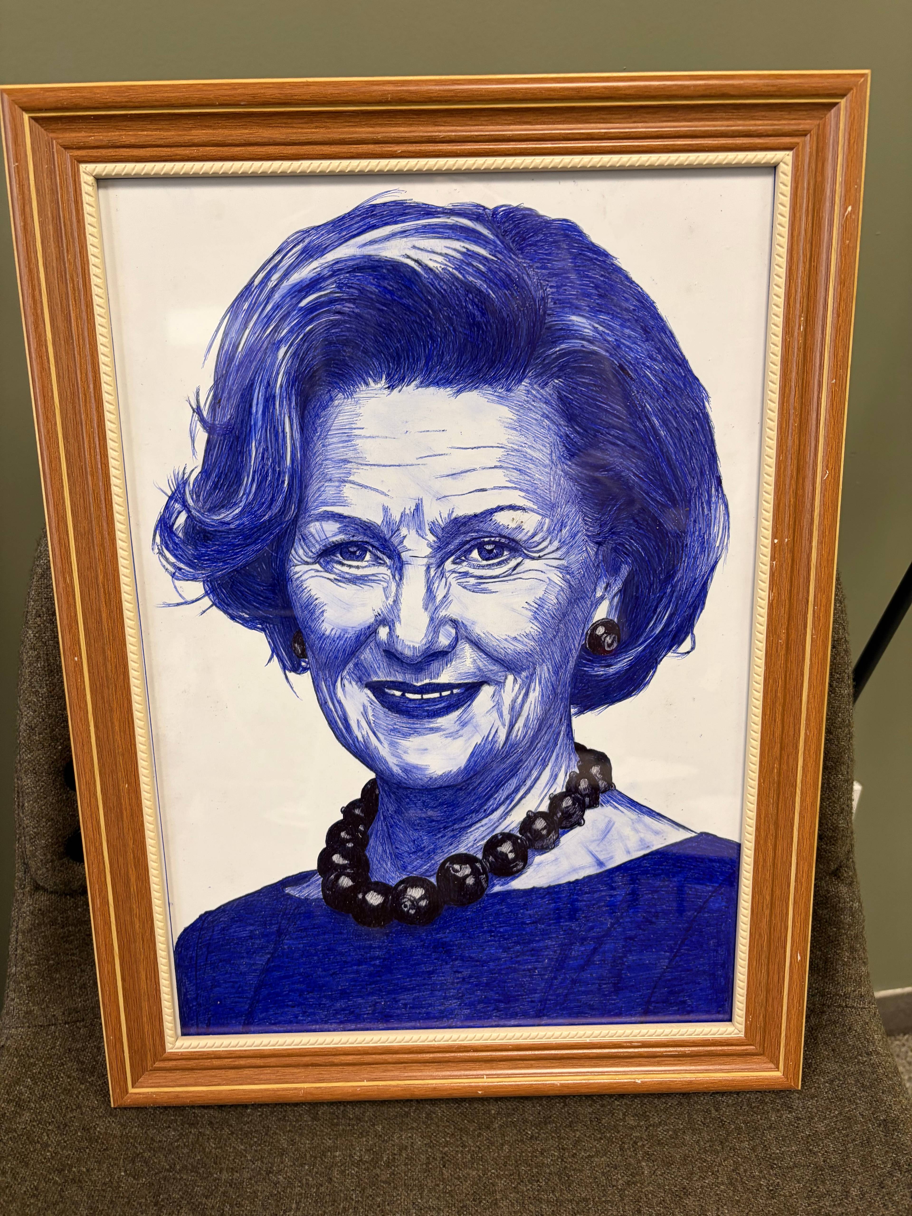 Illustrasjon av Dronning Sonja tegnet med blå penn i en treramme. (Bildebeskrivelsen er laget av en KI-tjeneste)