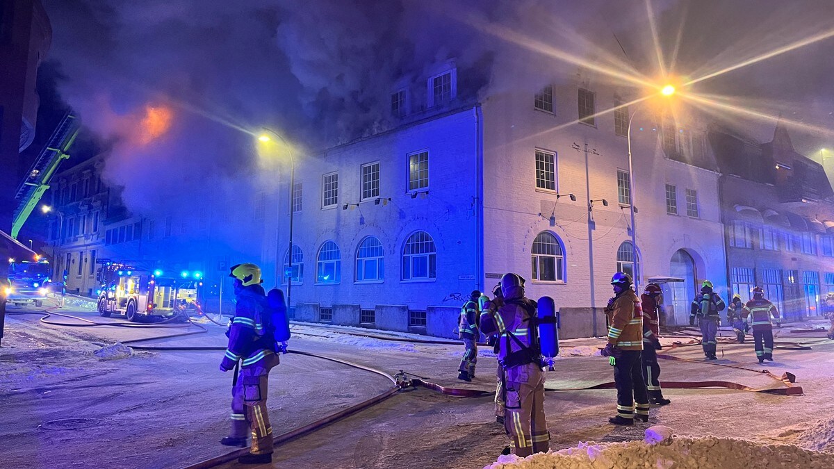 Brann i Fredrikstad sentrum – ikke kontroll på brannen