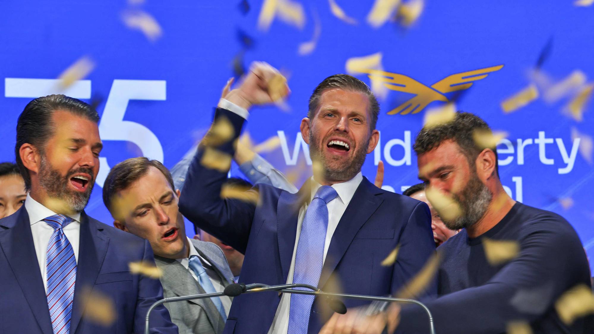 Eric Trump (i midten) og Donald Trump Jr (til venstre) er sammen med sin far, president Donald Trump, medgrunnleggere av kryptovaluta-selskapet World Liberty Financial.