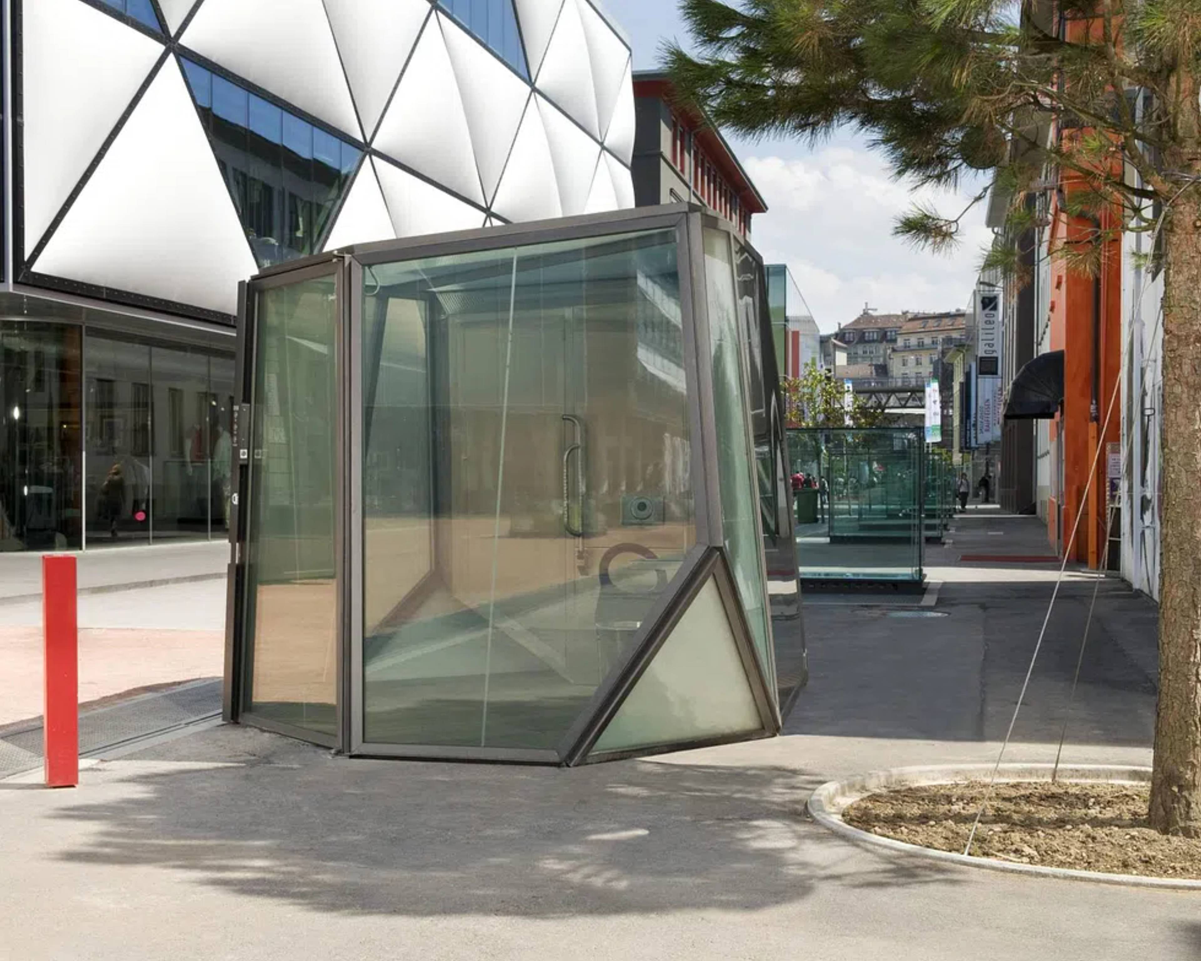 Toalettet, designet av Olivier Rambert, ligger i Lausanne i Sveits. Den er gjennomsiktig frem til noen går inn og låser døren, da mørkner glasset. Foto: Daniela Tonatiuh