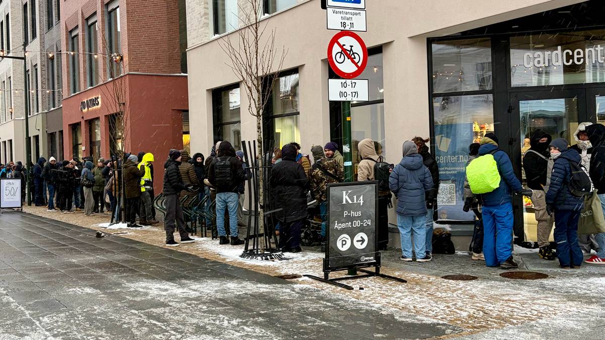 Lang kø før butikkåpning