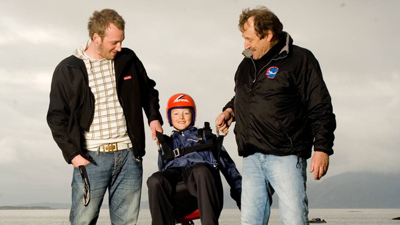 Storebror Morten og pappa Thor holder Henrik mellom seg.