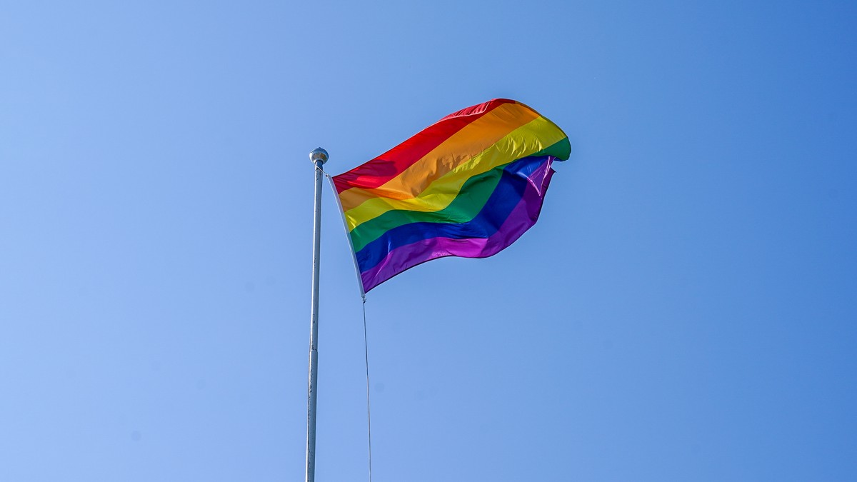 Skolene i Ålesund får ikke heise pride-flagget