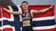Foto: Andrew Boyers / REUTERS,NTB Jakob Ingebrigtsen smiler og holder opp et norsk flagg etter gulløp på en friidrettsbane. (Bildebeskrivelsen er laget av en KI-tjeneste)