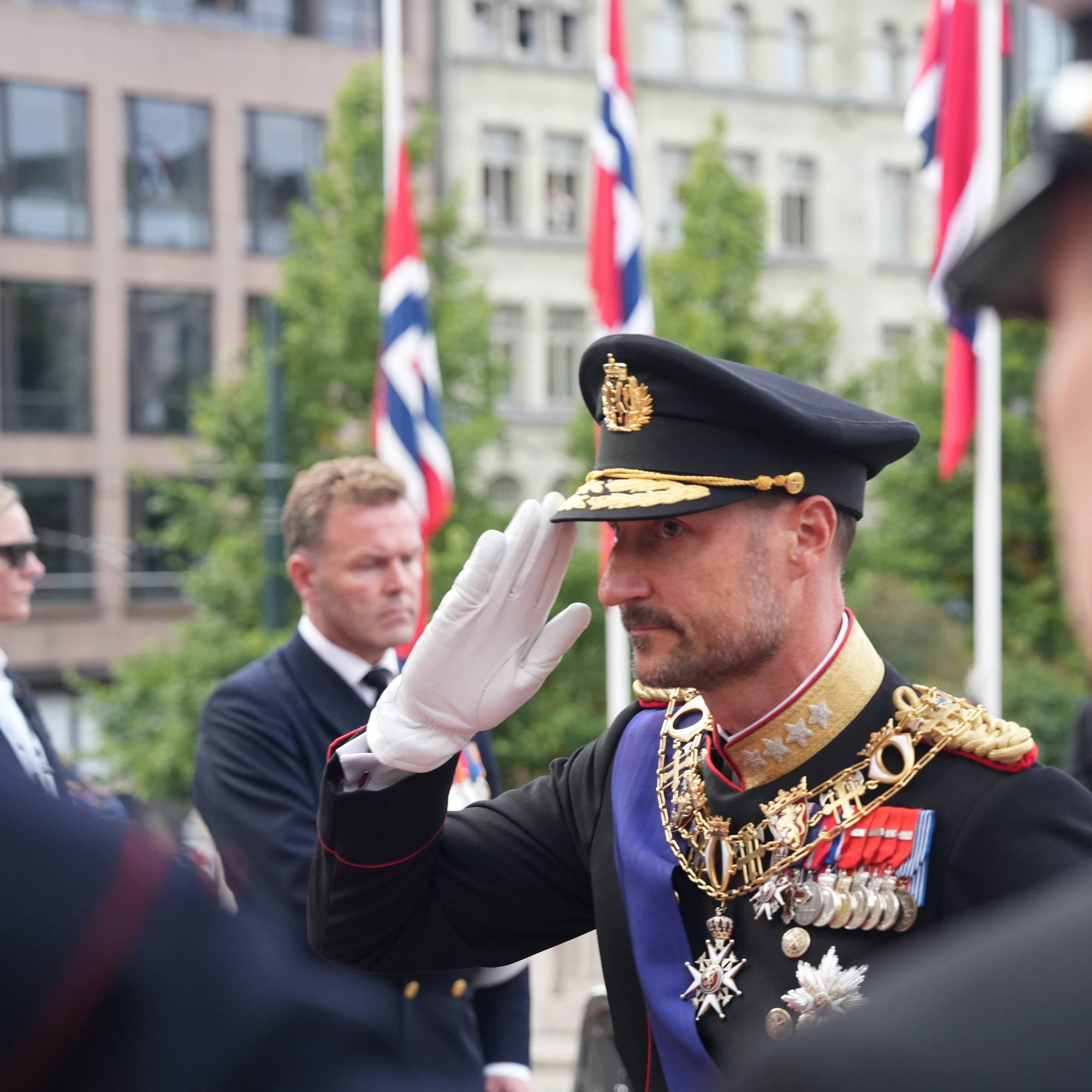 Kong Haakon VIII forran Stortinget