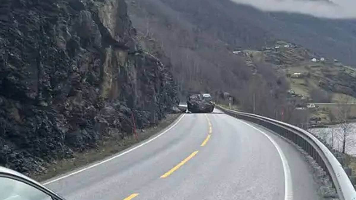 Gigantisk steinblokk stengjer E16 i Aurland
