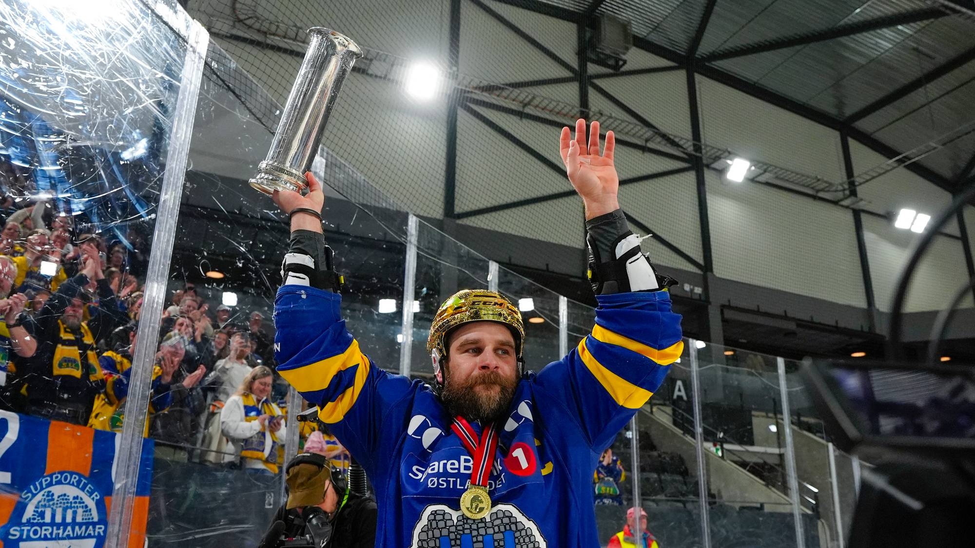 Jacob Berglund jubler for kongepokalen - med et stort skjegg