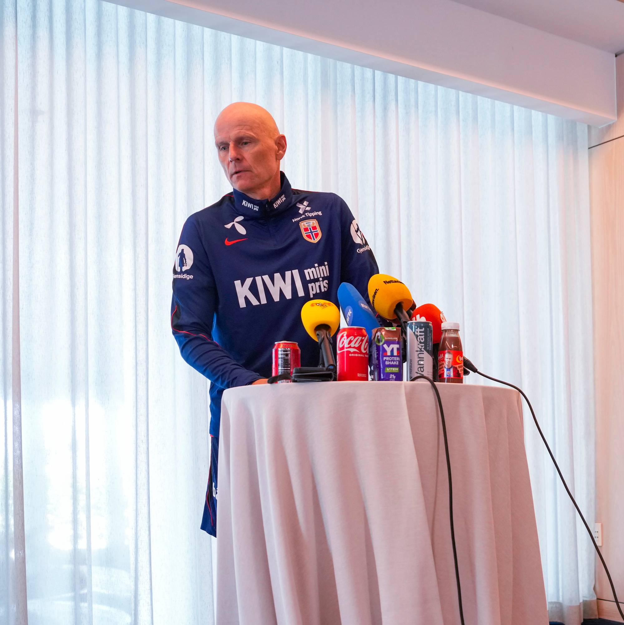 mann foran bord med mikrofoner