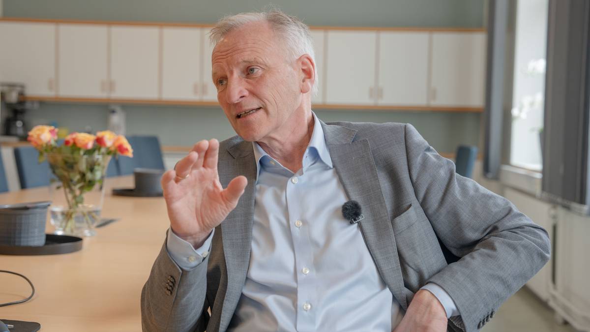 Avtroppande sjukehusdirektør meiner politikarane bremsar naudsynt omstilling