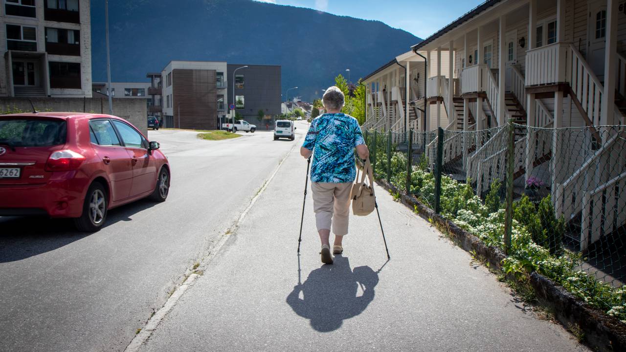 Johanna Aaberge går mot Sogndal sentrum