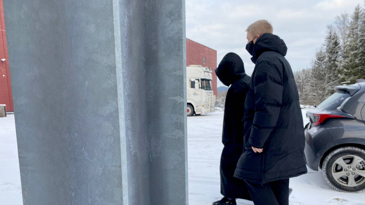 Maskorama-deltakar blir følgt av sin personlege assistent