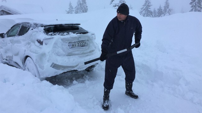 Svein Normann Larsen måker fram bilen sin på Sjusjøen.