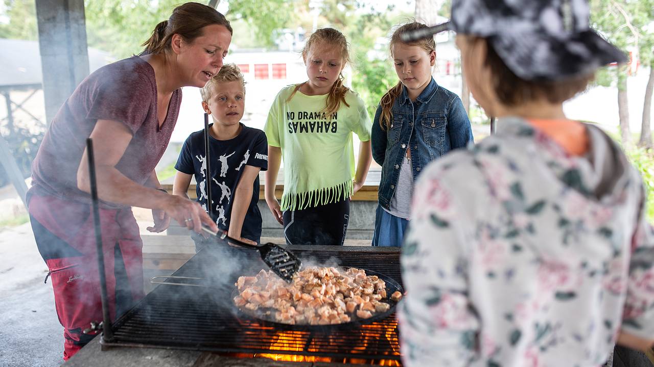 Elever ved Hannestad skole i Sarpsborg har utekjøkken
