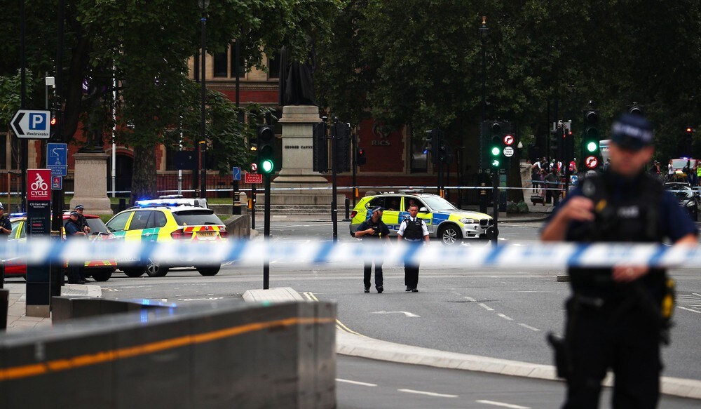 Bil kjørte inn i sperringer utenfor parlamentet i London