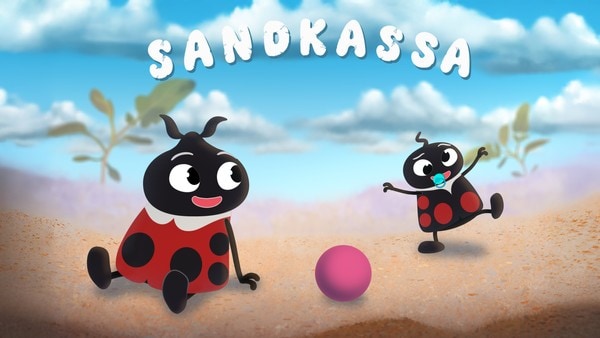 Maria og Bror drar på eventyr til sandkassa, der verden utforskes og søskenkjærligheten blomstrer.