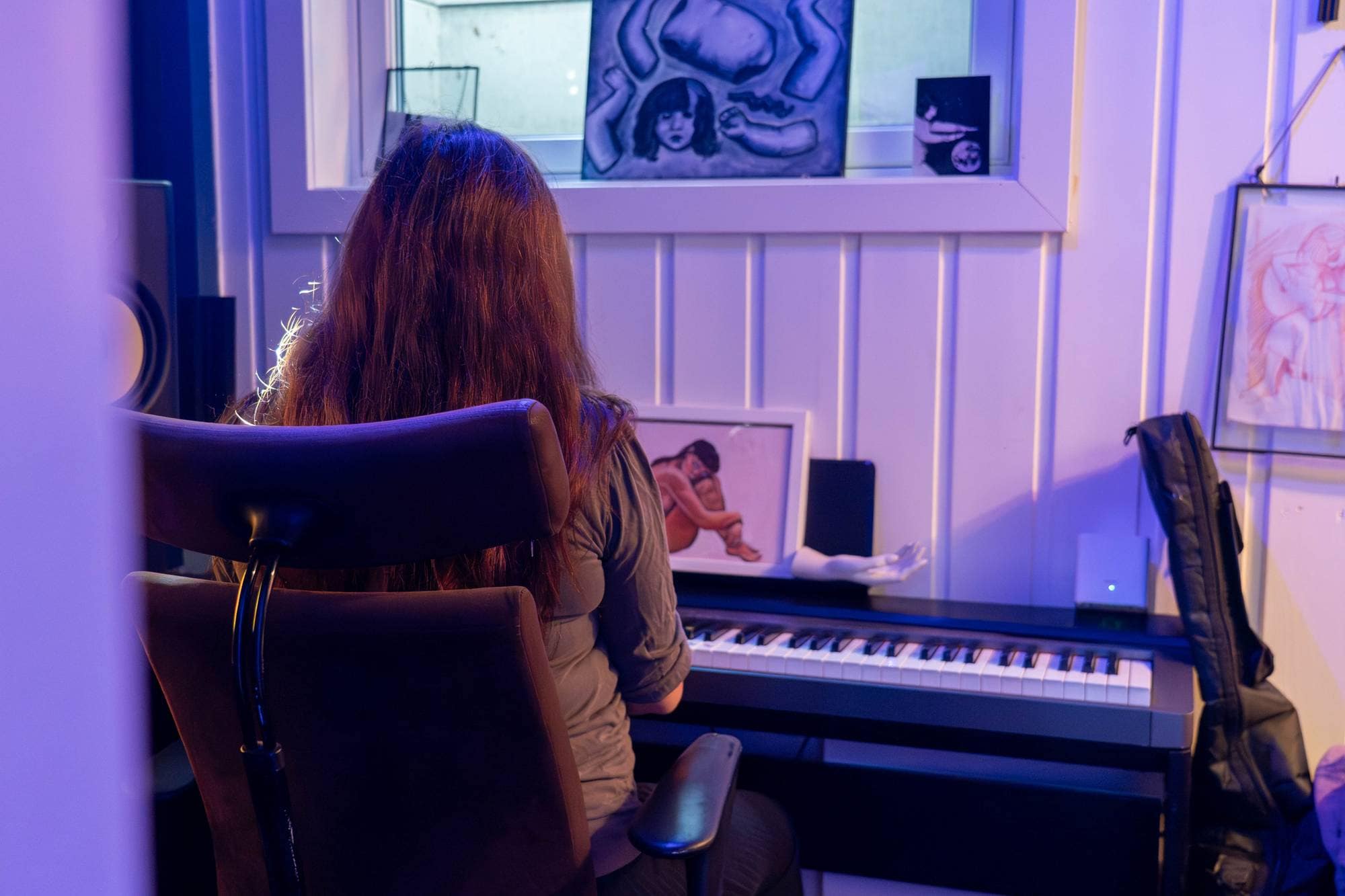 Vi besøker Embla Maria O´Cadiz Gustad hjemme hos henne, så hun kan dele sin Missed Abortion historie. Hun viser oss drivhuset sitt og musikkstudio. Vi får også se at etter tragedien med å miste et barn, har hun blitt gravid igjen og klargjør de nå hjemmet for et barn. Journalist Marianne Ytre-Eide