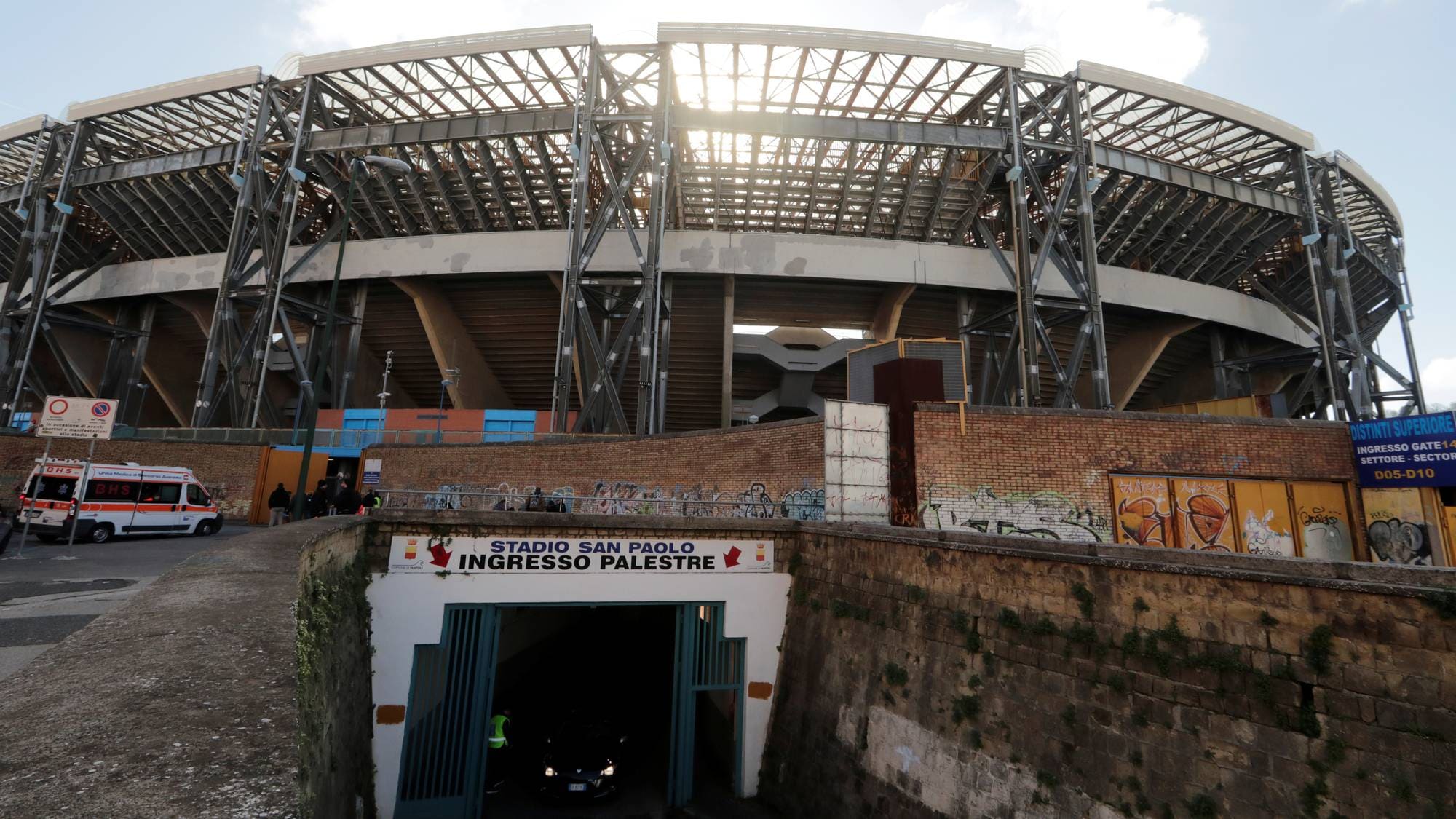 Stadio San Paolo i Napoli sett utenfra med inngangsparti og tilhørende ambulanse. (Bildebeskrivelsen er laget av en KI-tjeneste)