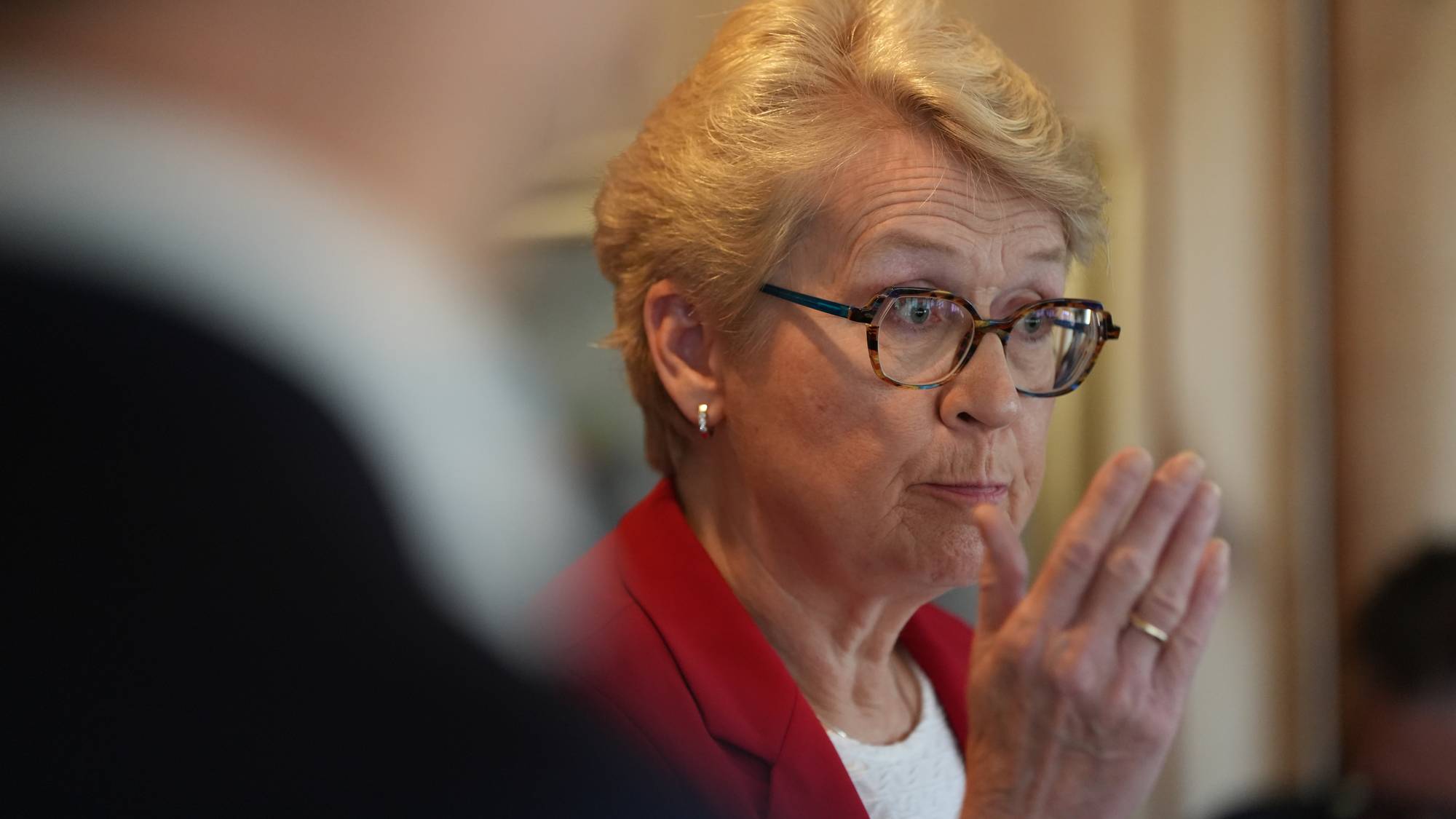 en kvinne med briller