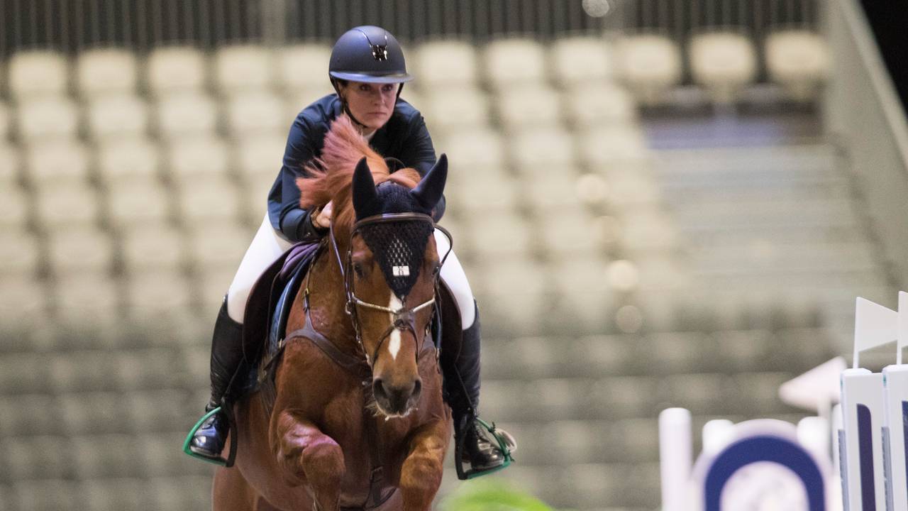 Prinsesse Märtha Louise rir under et sprangridningsstevne
