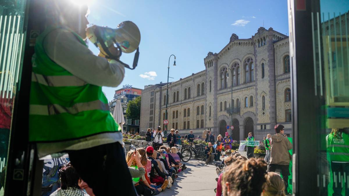 Klimaaktivister med Greta Thunberg i spissen sperrer Karl Johans gate