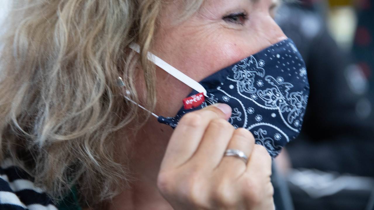 Bettina Langli med Levis-munnbind på 20-bussen mellom Carl Berner og