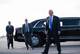 ROBERTO SCHMIDT / GETTY IMAGES NORTH AMERICA,NTB USAs president Donald Trump roper utenfor en bil.