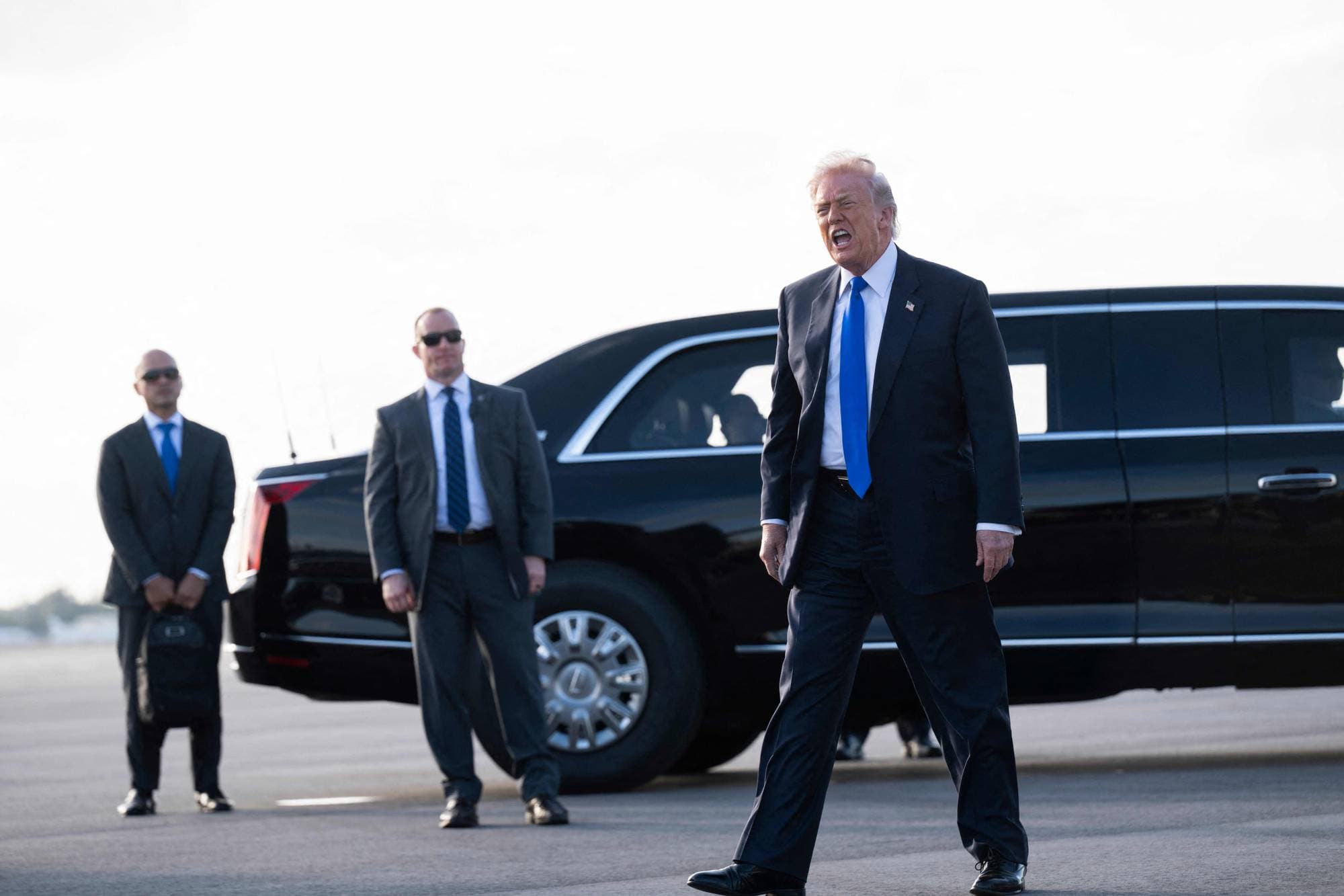 USAs president Donald Trump roper utenfor en bil.