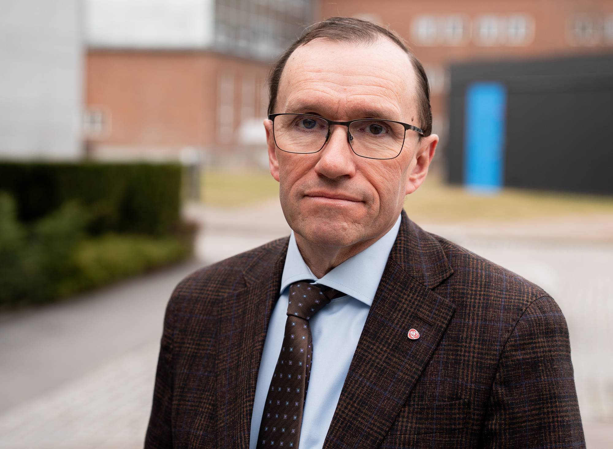 Espen Barth Eide iført dress og slips (Bildebeskrivelsen er laget av en KI-tjeneste)