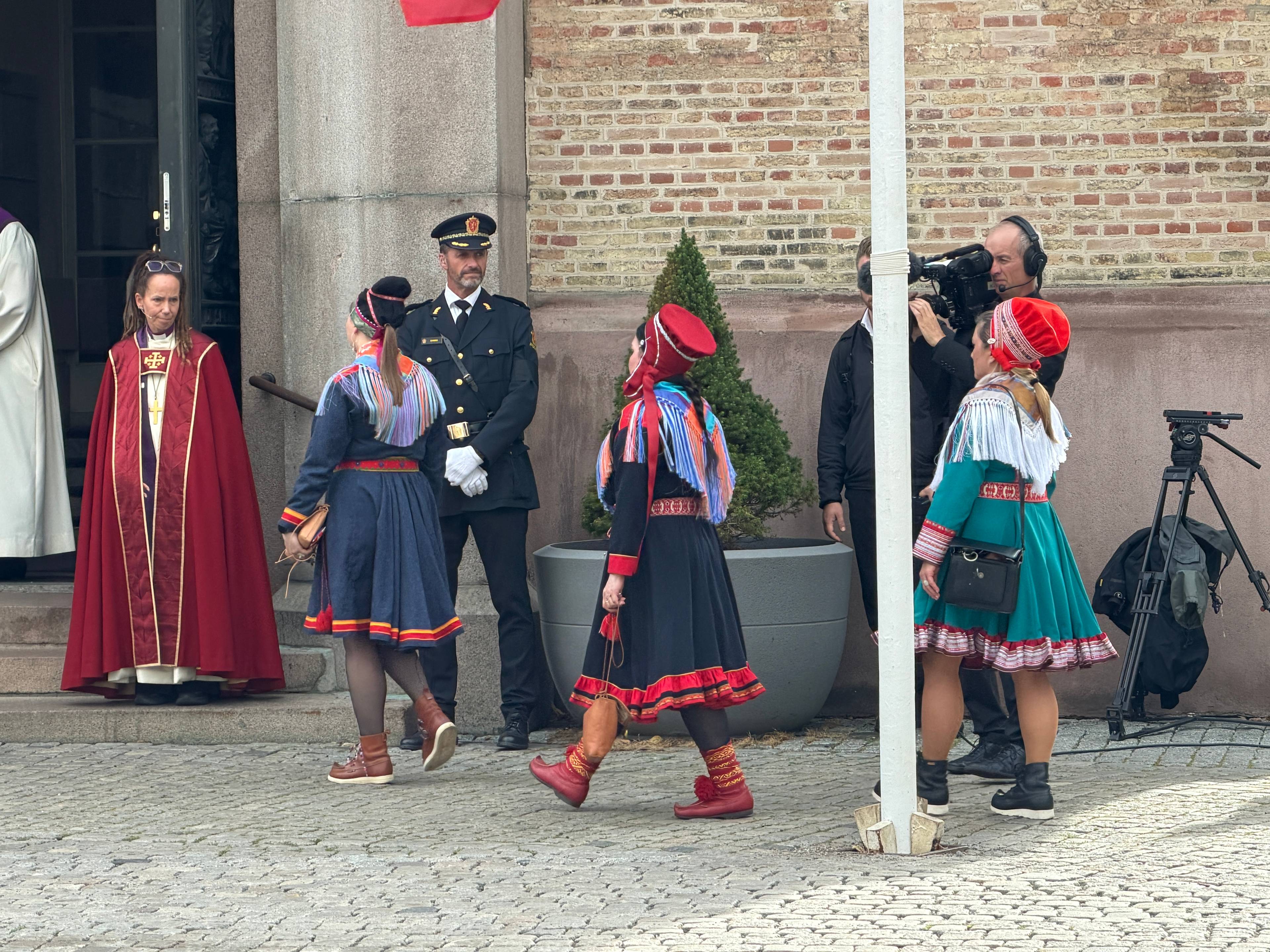 Silje Karine Muotka og Sandra Márjá West på vei inn i Oslo domkirke. Sørgegudstjeneste i forbindelse med Kong Haralds bortgang.