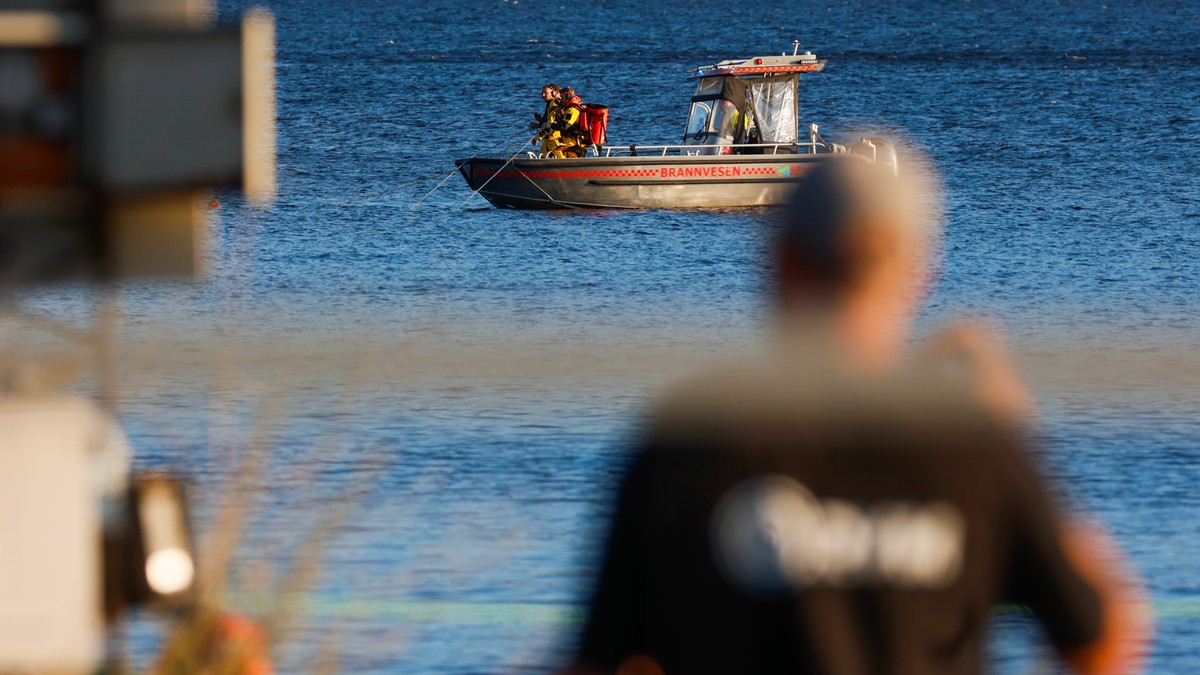 Søker med helikopter etter person i vannet i Lier