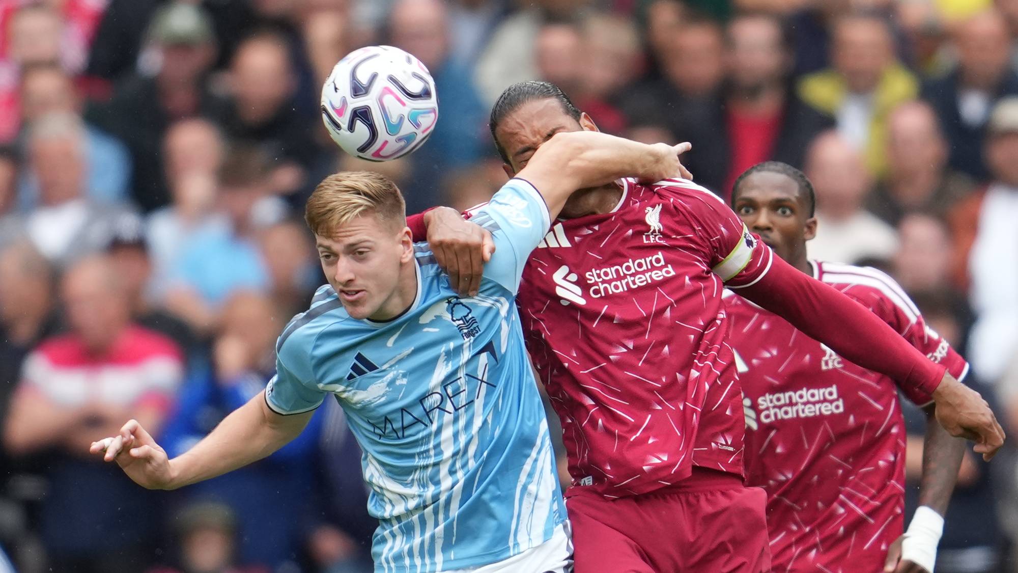 Fotballspillere fra Nottingham Forest og Liverpool kjemper om ballen i luften. (Bildebeskrivelsen er laget av en KI-tjeneste)