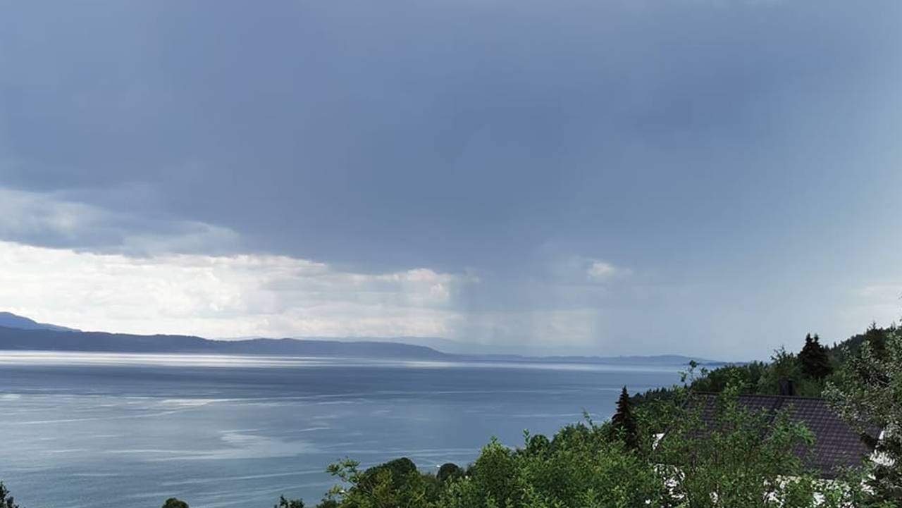 Mørke skyer over Trondheimsfjorden