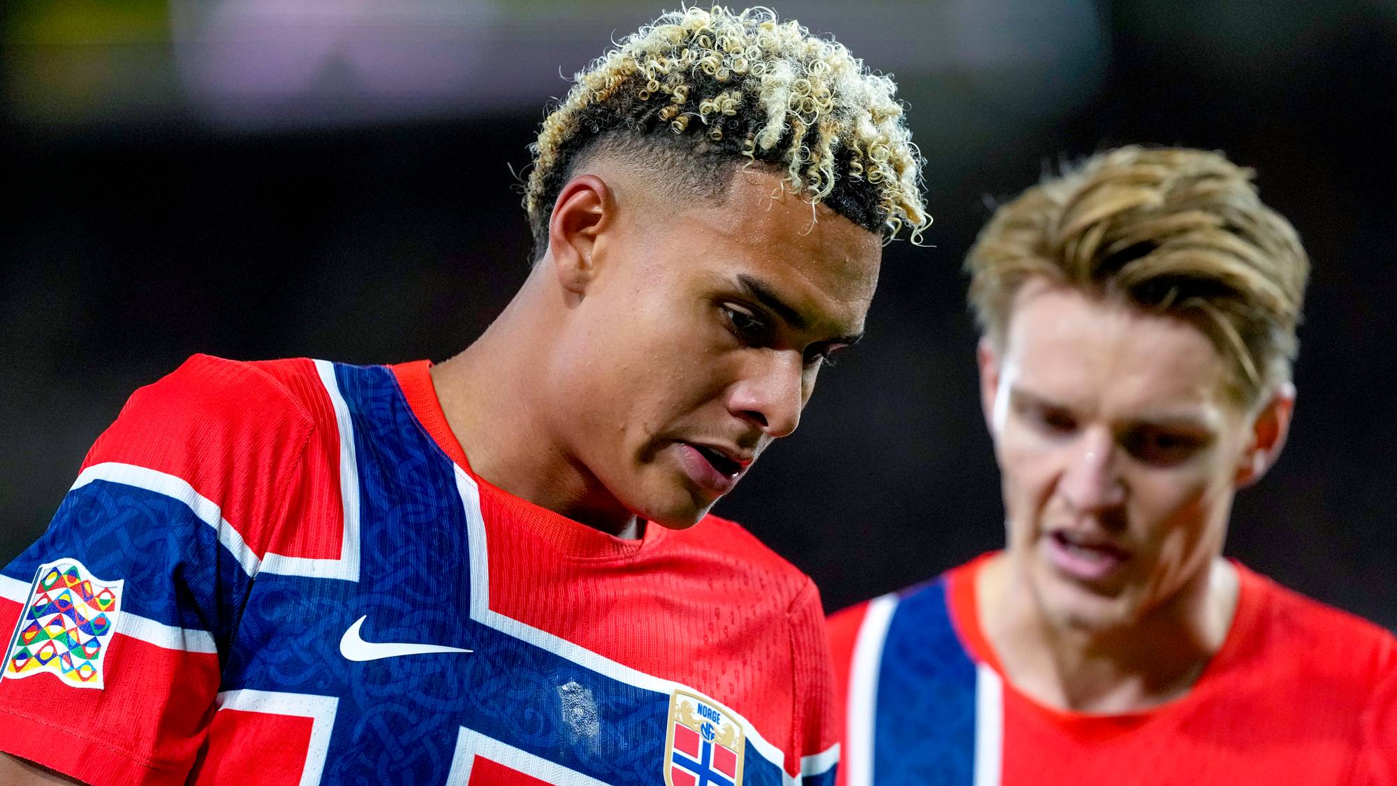 Antonio Nusa og Martin Ødegaard i norske landslagsdrakter på fotballbane. (Bildebeskrivelsen er laget av en KI-tjeneste)