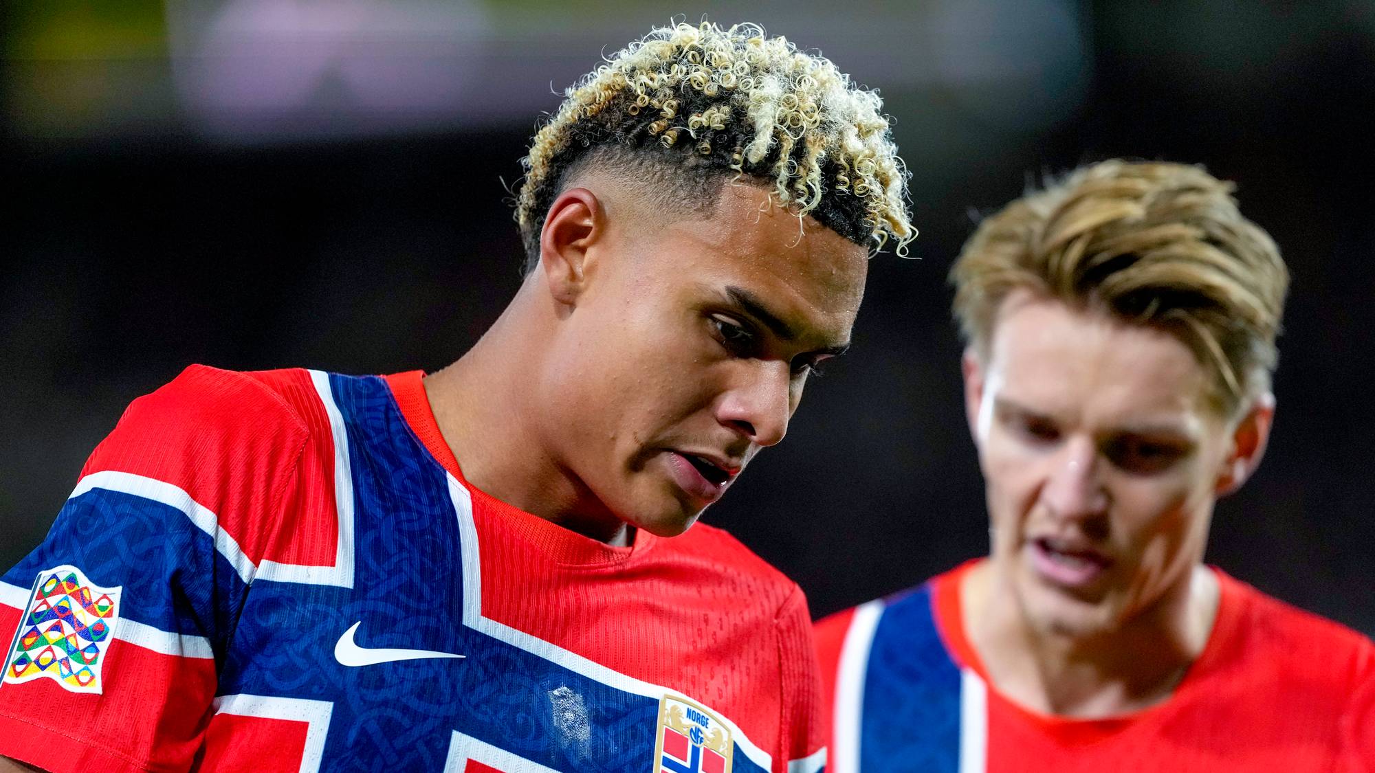 Antonio Nusa og Martin Ødegaard i norske landslagsdrakter på fotballbane. (Bildebeskrivelsen er laget av en KI-tjeneste)